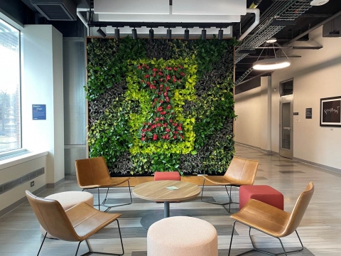 Wall of greenery displaying different shades of green plants. The plants have been arranged to created a capital I logo of the University of Illinois
